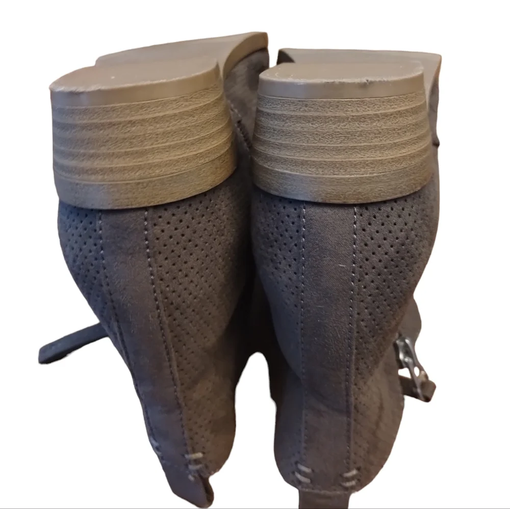 Boots Universal Thread Marlis Memory Foam Ankle Zip Taupe Bootie